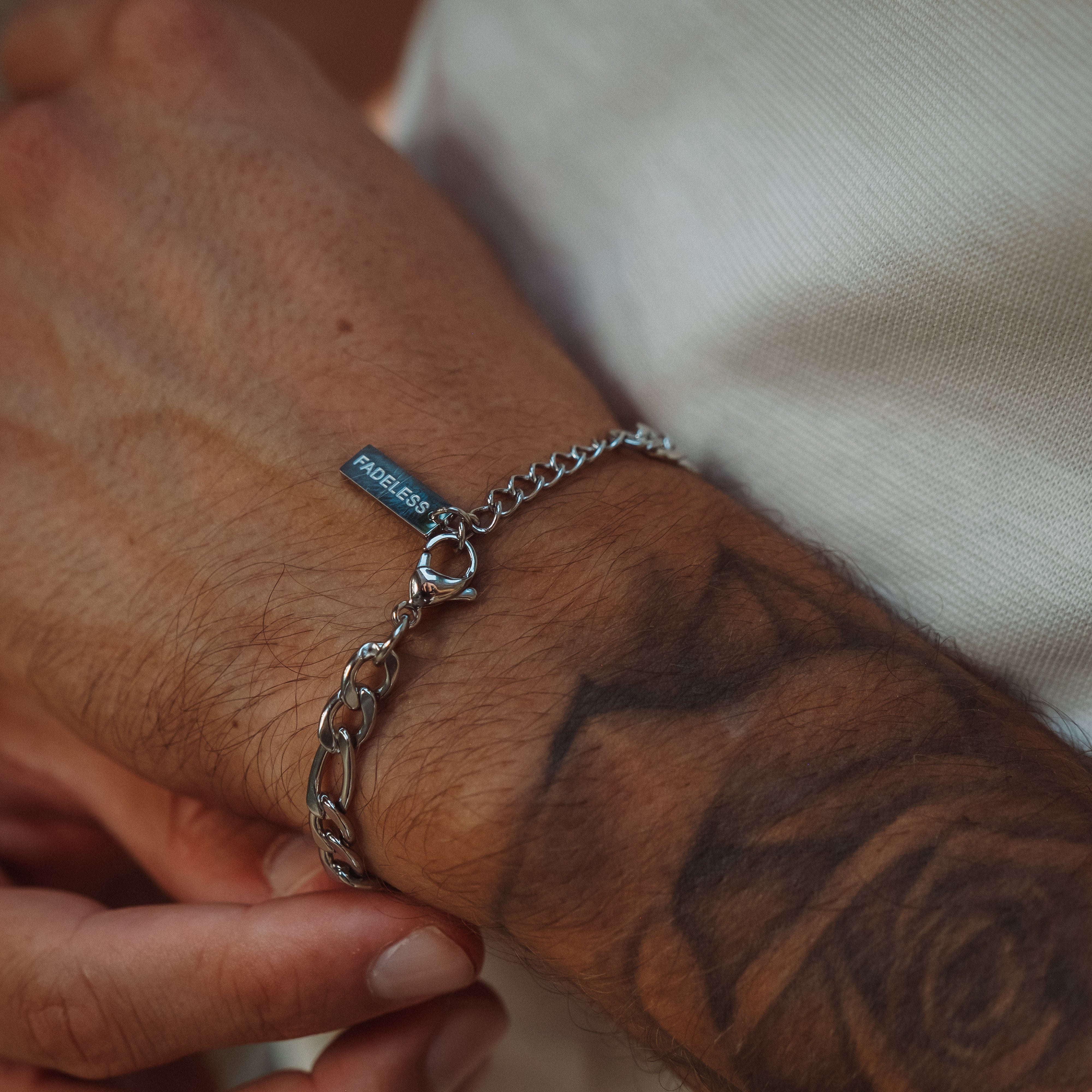 Armbånd pleje: Sådan holder dine armbånd længere | Fadeless