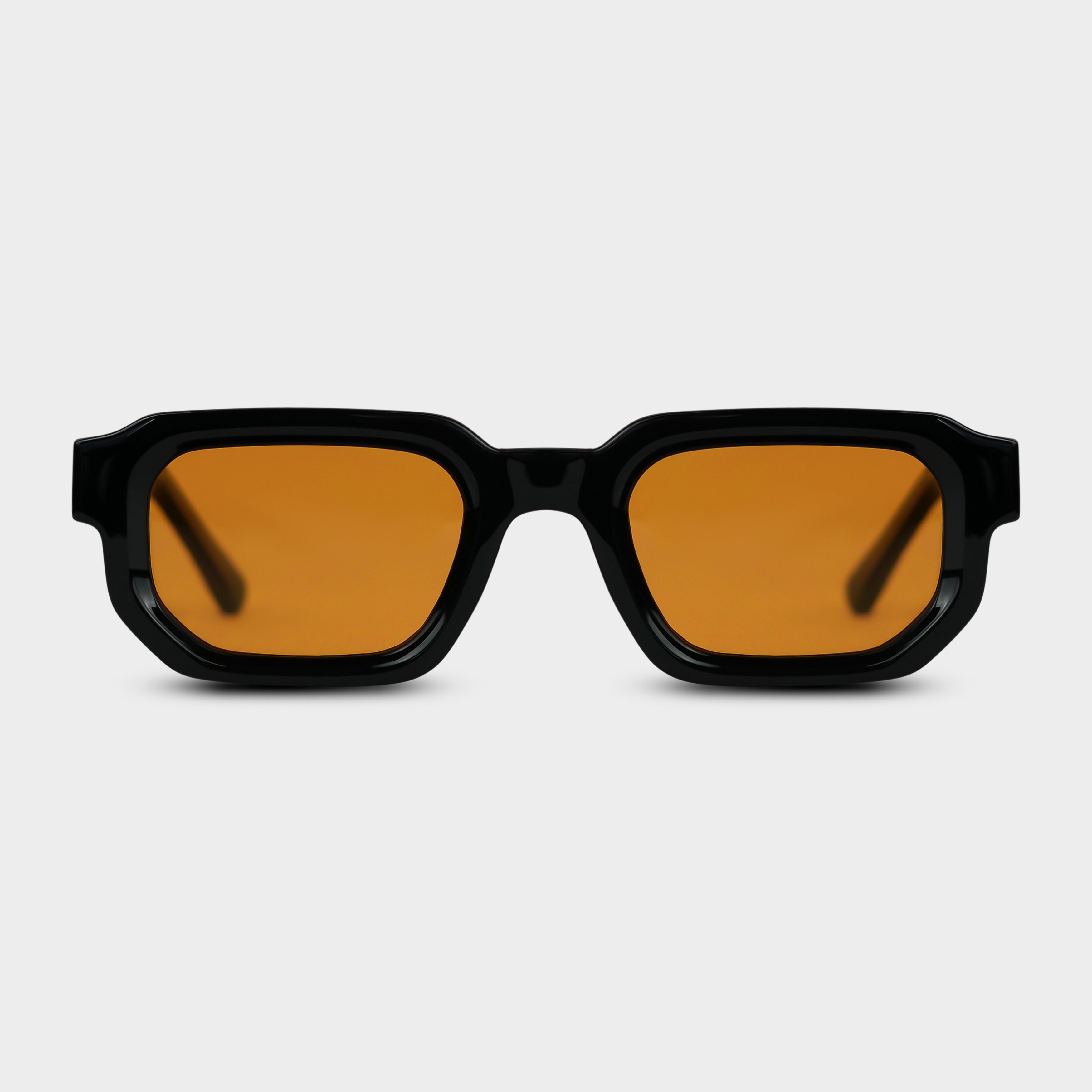 Solbriller med sort stel og orange glas set forfra