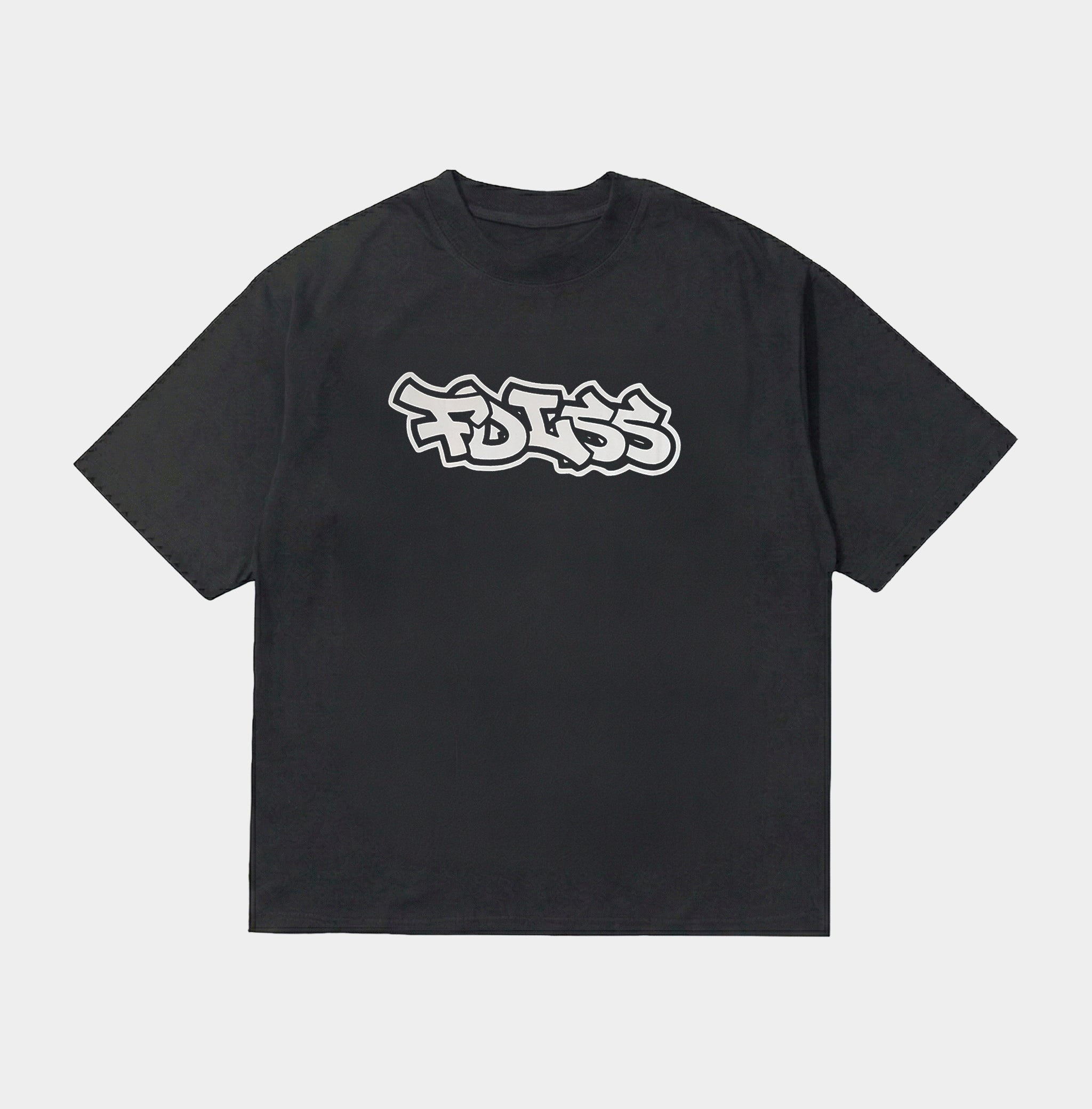 Sort FDLSS t-shirt med hvidt graffiti-print, box fit model fra Fadeless