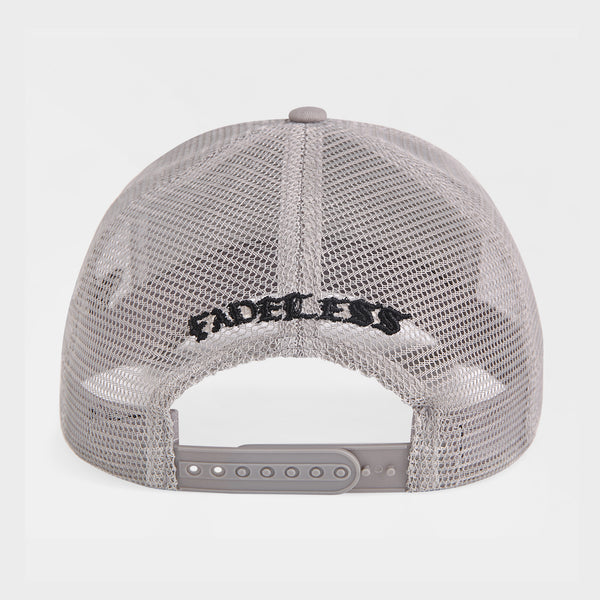 Grå mesh trucker cap set bagfra med justerbar snapback lukning