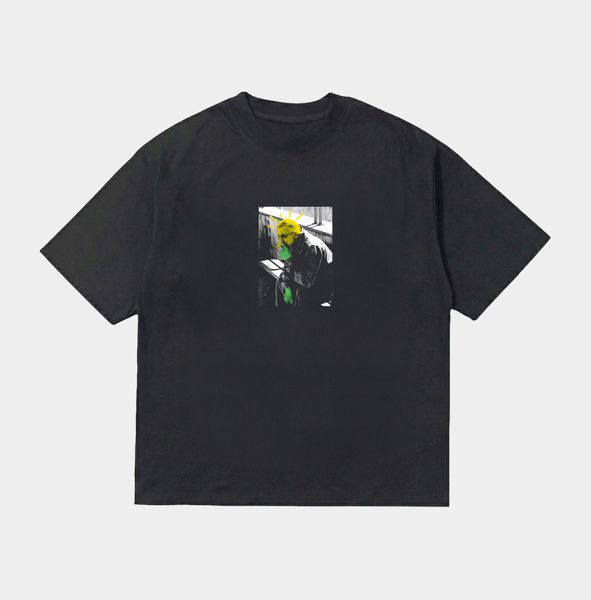 Sort oversized t-shirt med gult og grønt grafisk print på brystet
