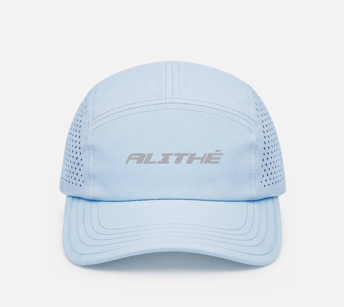 Lyseblå sportskasket med mesh-sider og Alithé-logo