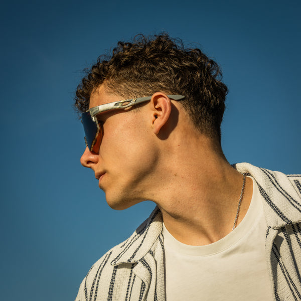 Sportsbriller Army med camouflage mønster på mand i profil mod blå himmel