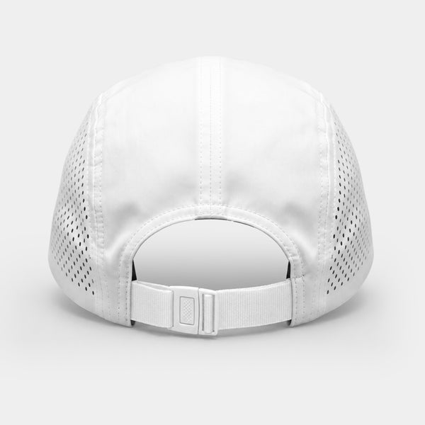 Hvid performance kasket med mesh-paneler og justerbar rem bagpå