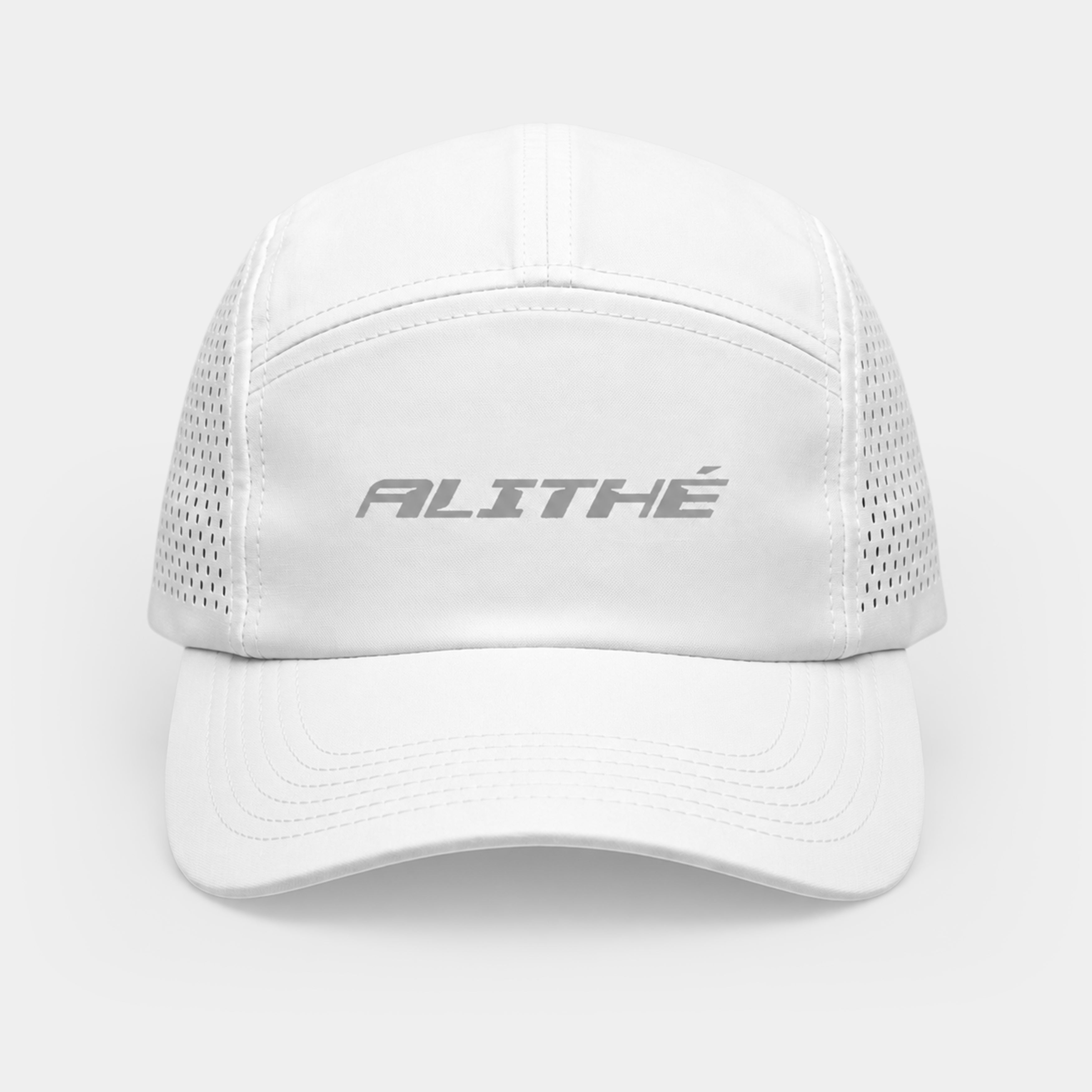 Hvid sportskasket med mesh-sider og Alithé-logo
