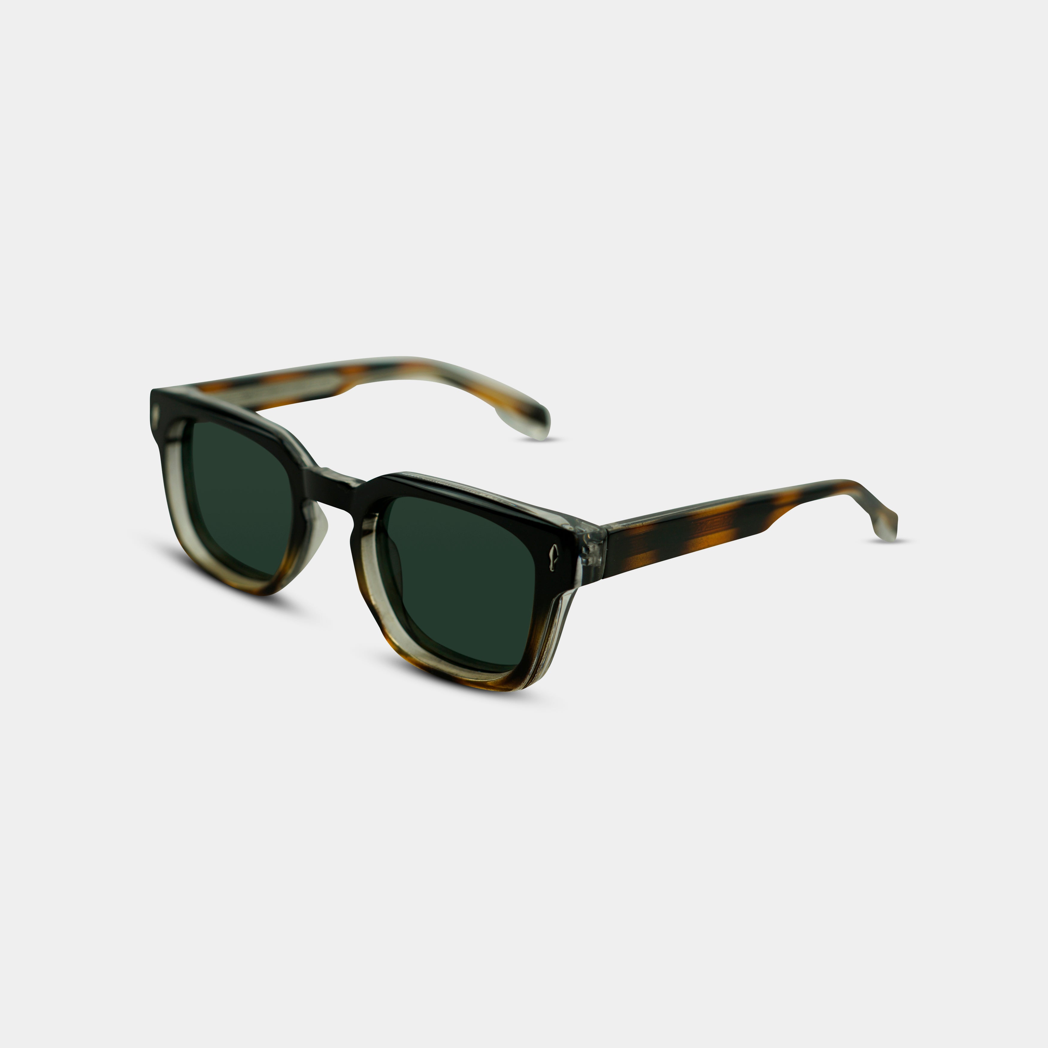Solbriller med skildpaddemønster og mørke grønne glas i skrå vinkel