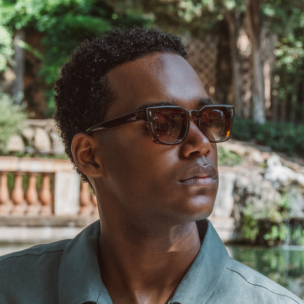 Mand iført Carl Hazel solbriller i hasselnød med firkantet stel, sidevinkel