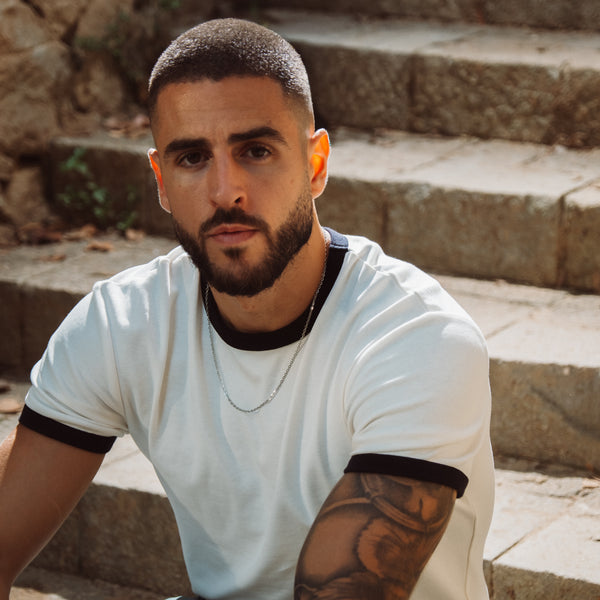 Mand med sølvfarvet halskæde i casual stil