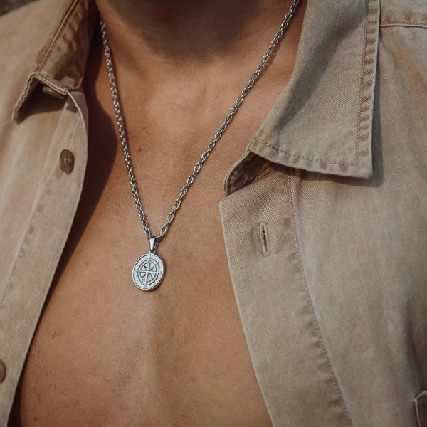 Sølvfarvet halskæde med kompas-vedhæng til mænd