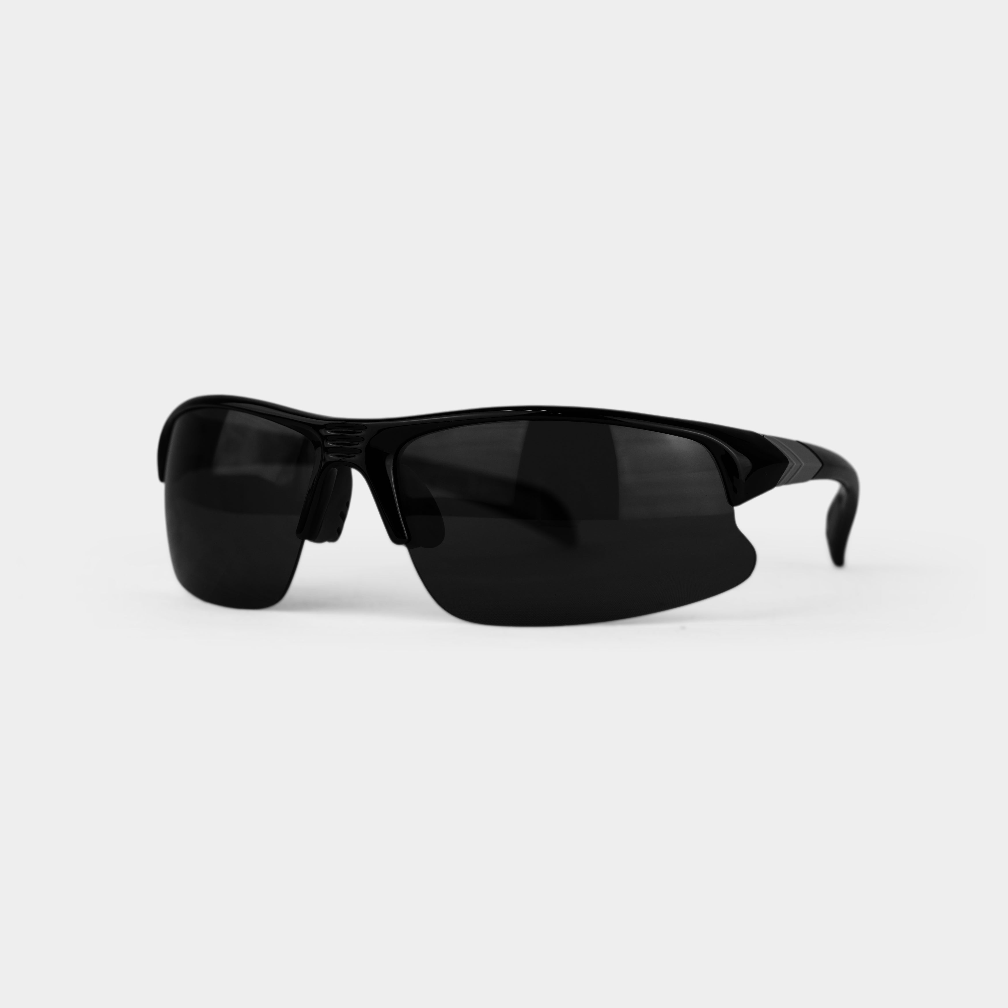 Sort sportsolbrille med halvramme design og mørke linser