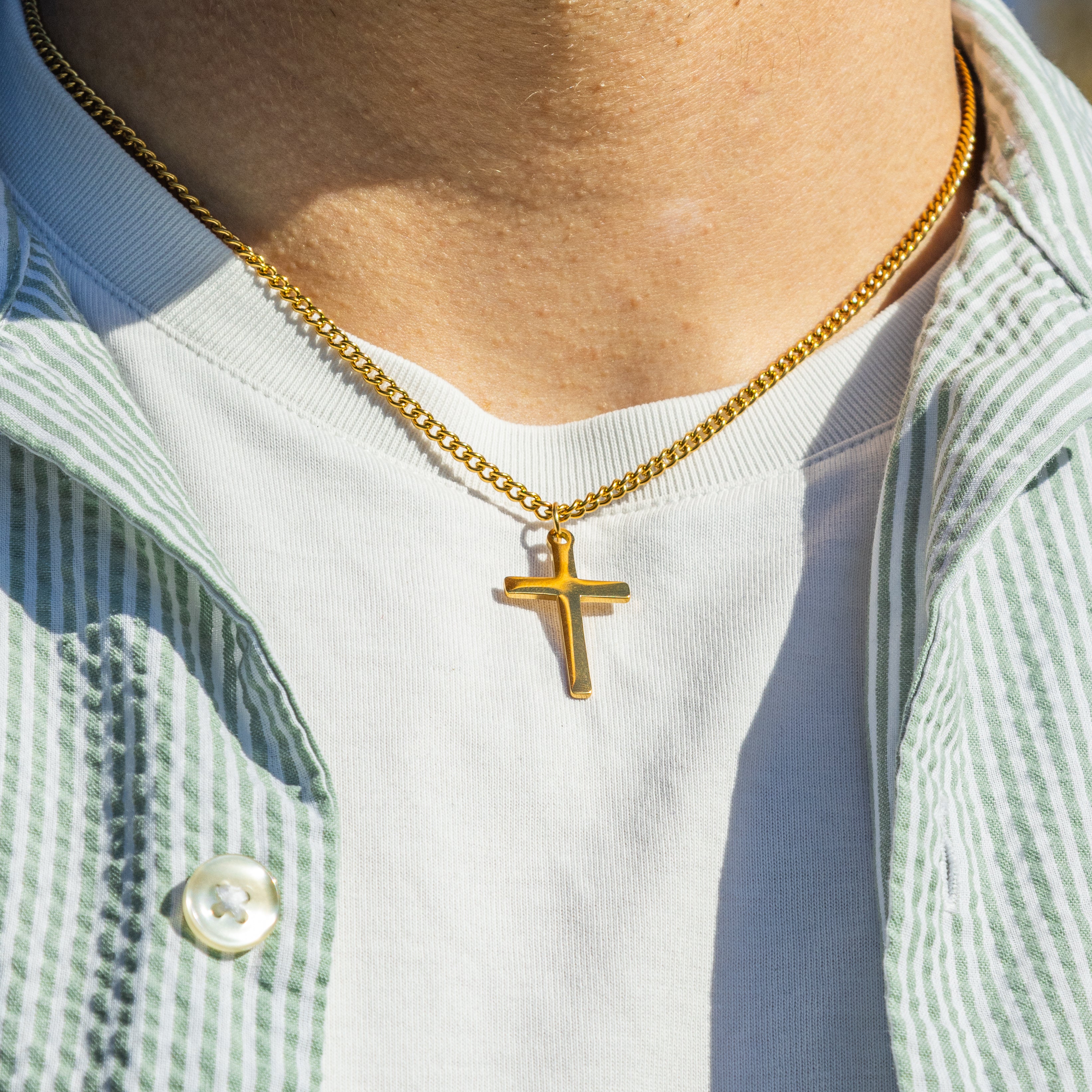 Guldbelagt halskæde med kors-vedhæng på model