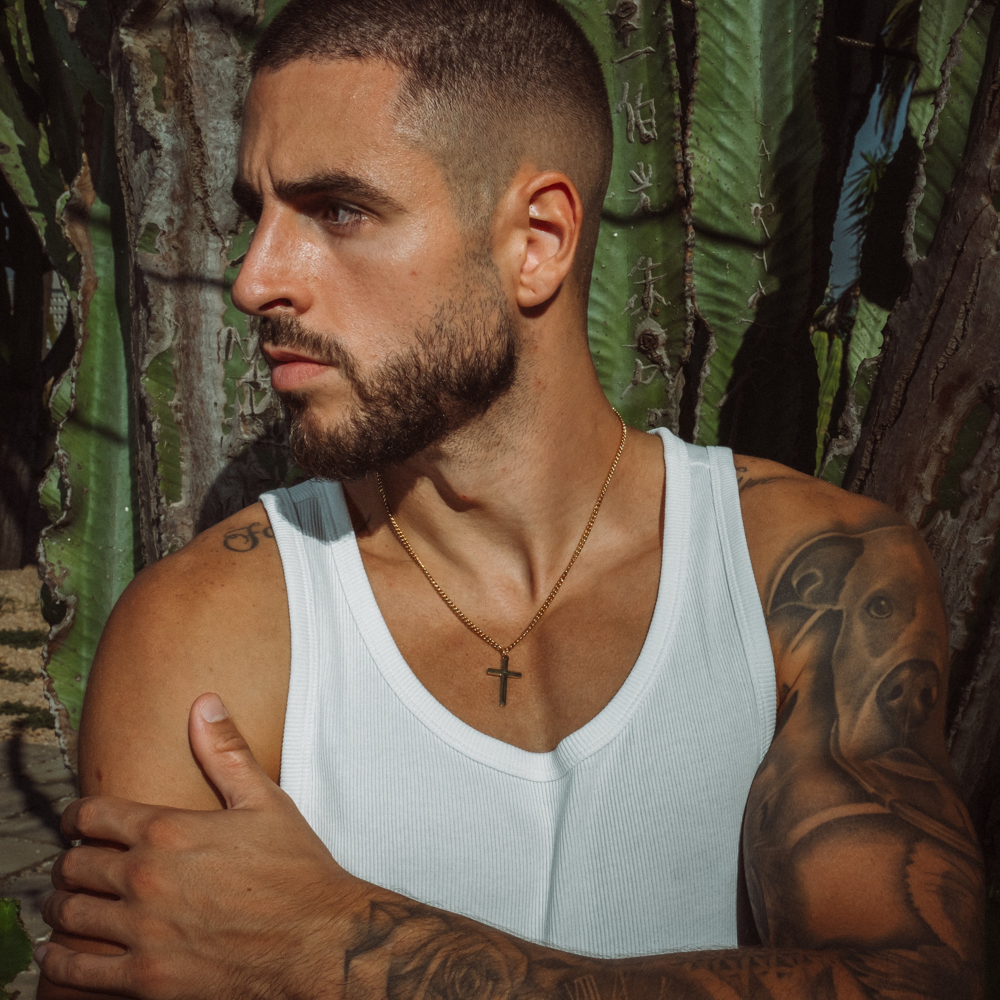 Mand bærer guldbelagt kors halskæde i 18k guld