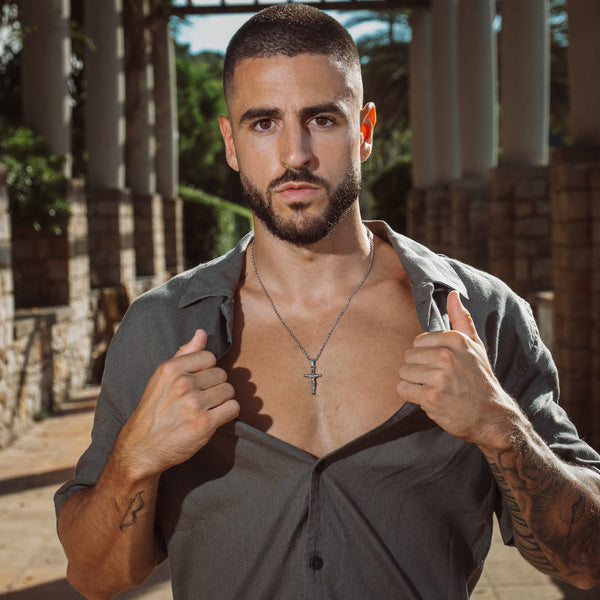 Mand bærer sølvfarvet kors halskæde fra Fadeless