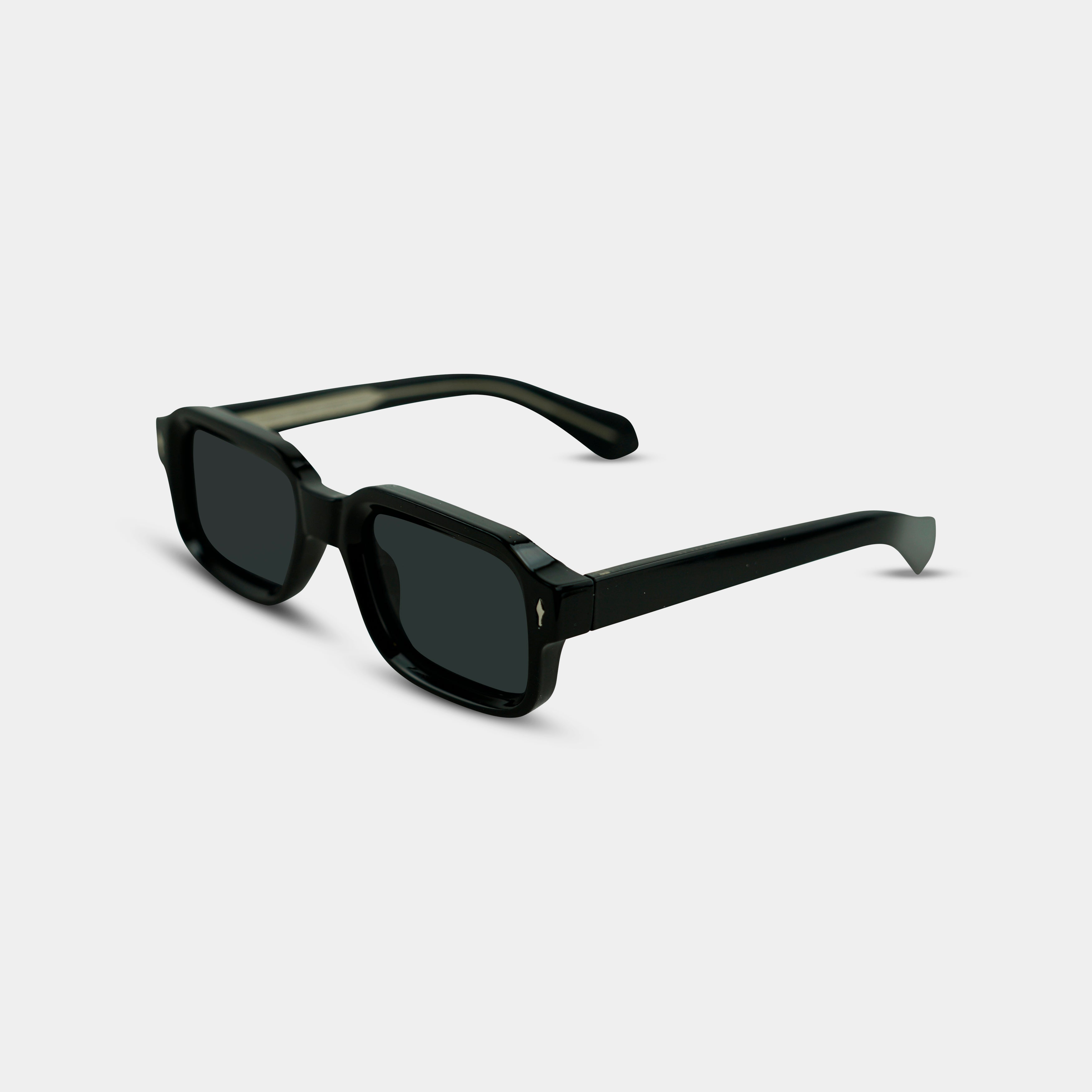 Hugo Blackout solbriller i sort med mørke glas set fra siden