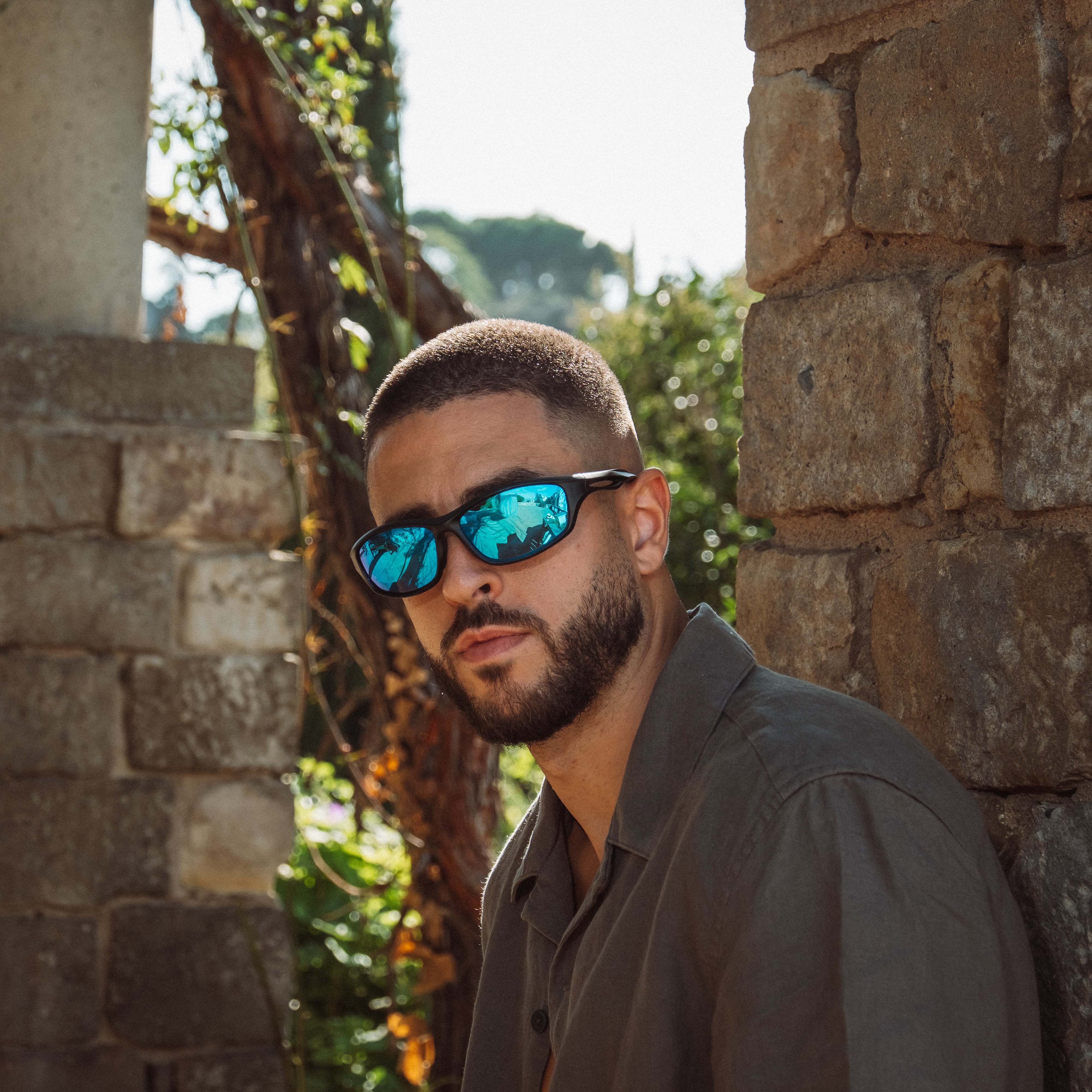 Mand bærer Lumina Ocean sportssolbriller med blå spejlglas udendørs