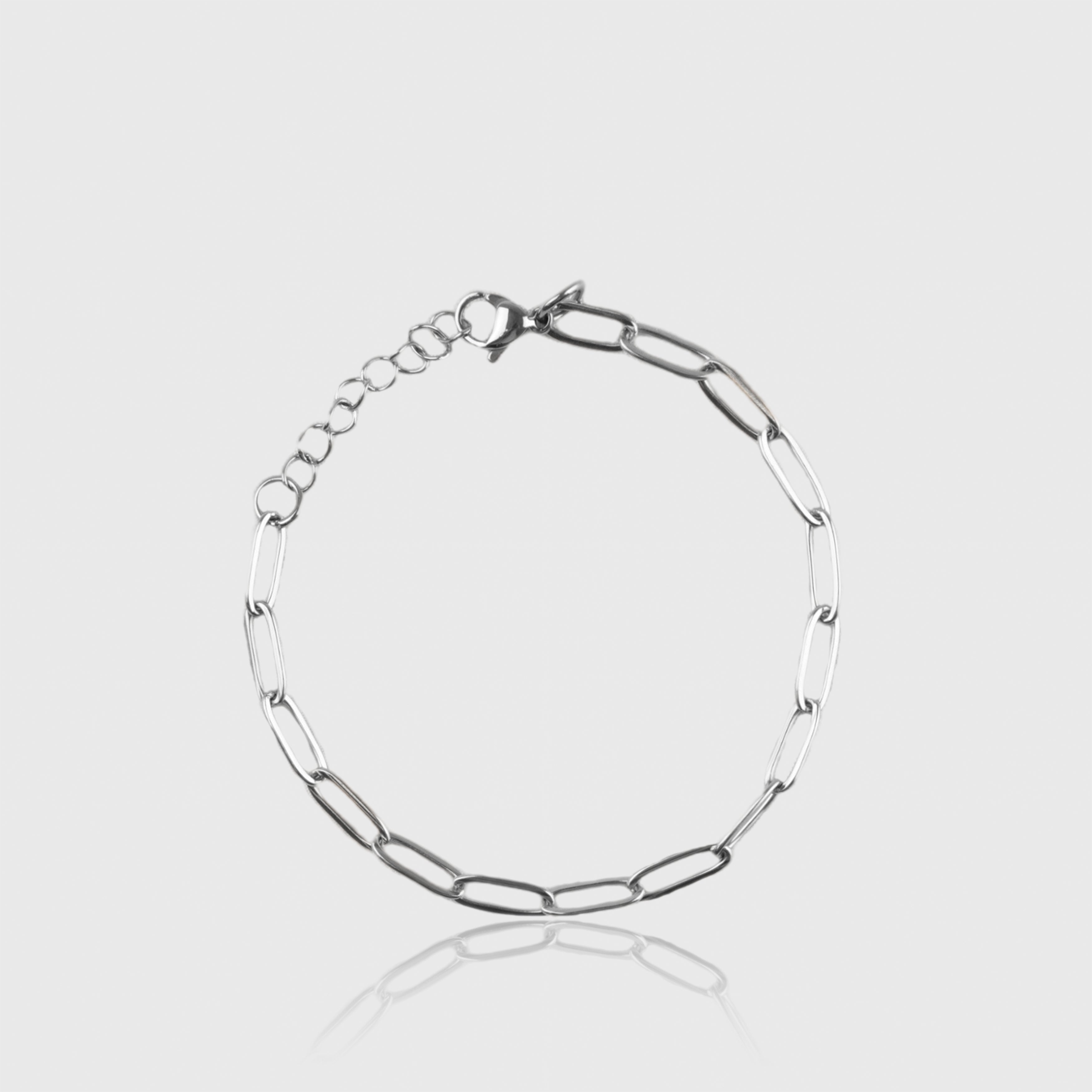 Sølvfarvet armbånd med ovale led og justerbar kæde