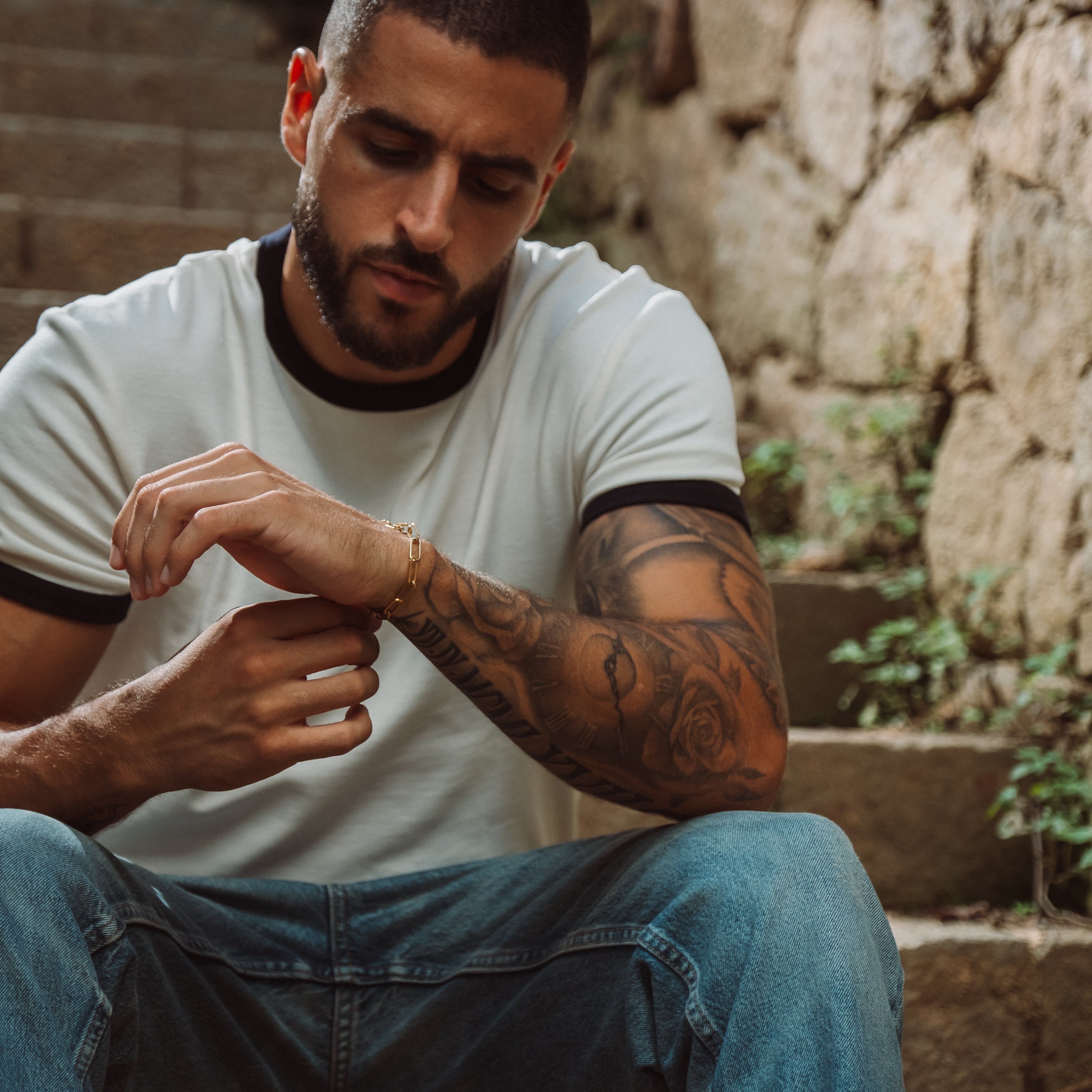 Mand bærer guldbelagt Milano armbånd fra Fadeless