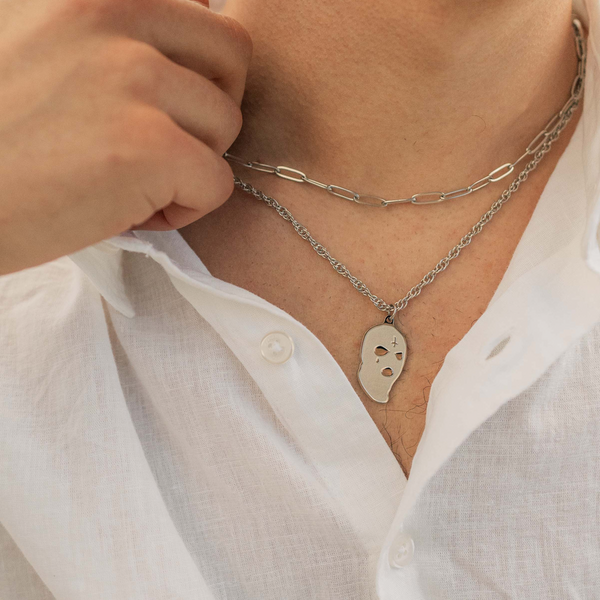 Sølvfarvet halskæde med ski mask vedhæng i dobbelt kædedesign