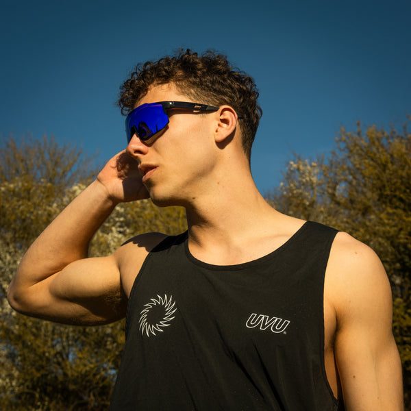 Atlithé Noire Pain sportsbriller med blå spejlglas på model udendørs