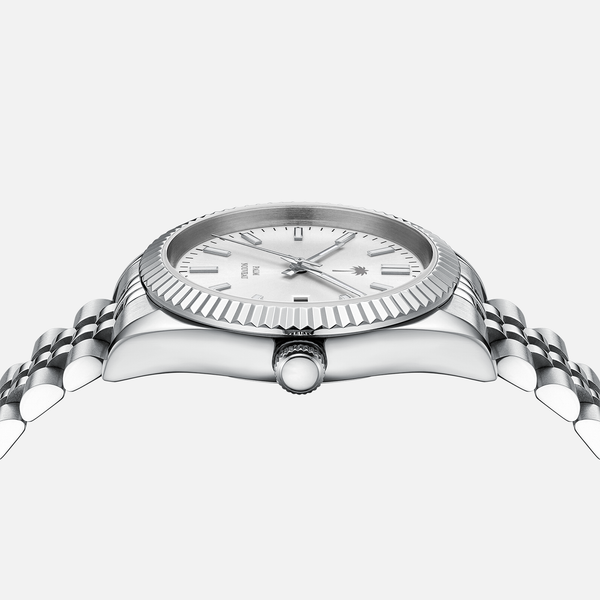 Sølvfarvet armbåndsur med hvid urskive og metal lænke