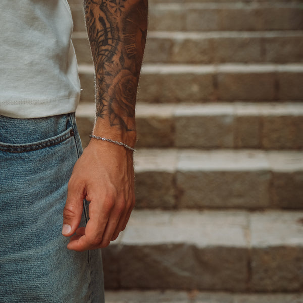 Sølvfarvet armbånd på tatoveret håndled - Paris Armbånd fra Fadeless
