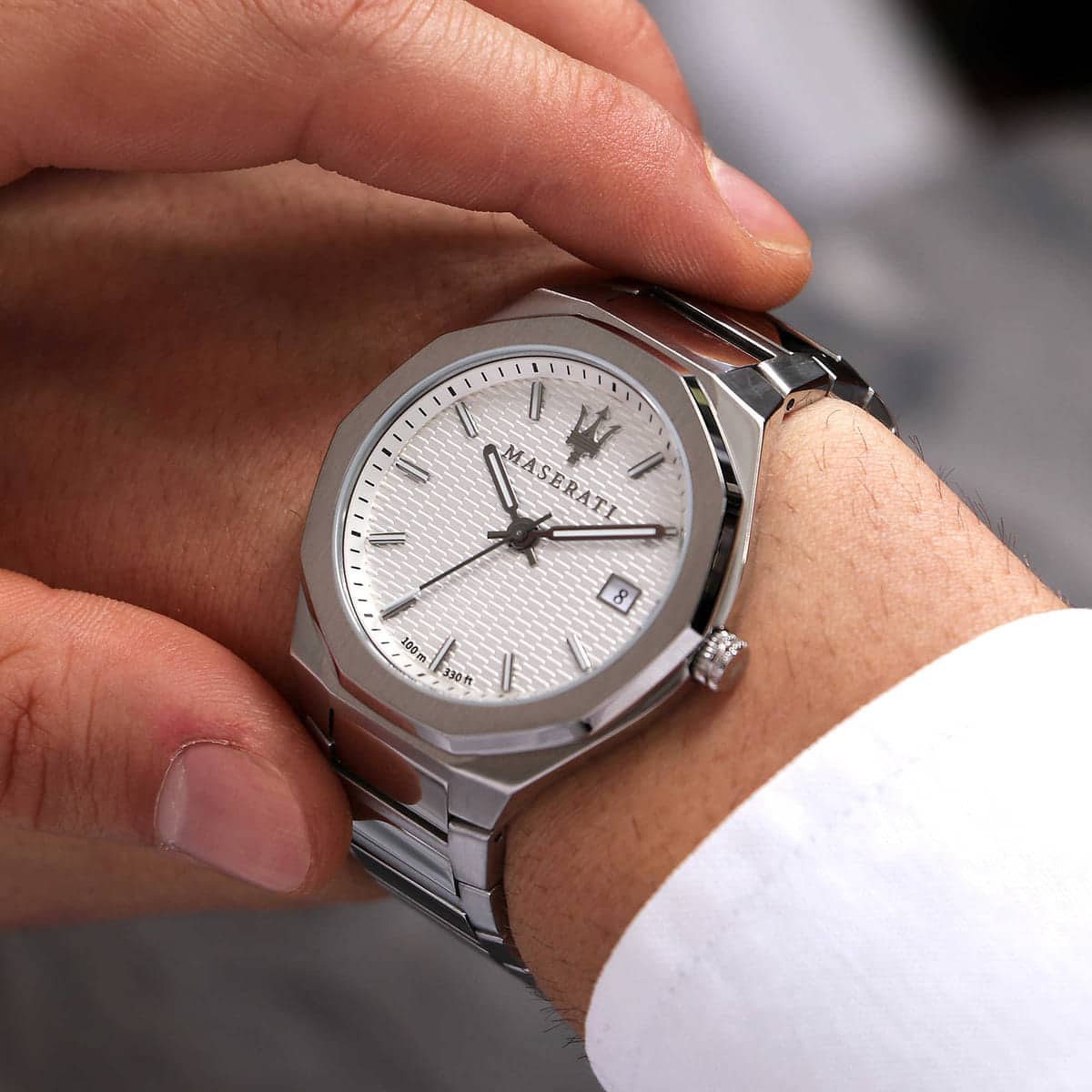 Maserati Stile armbåndsur med hvid urskive og stållænke på håndled