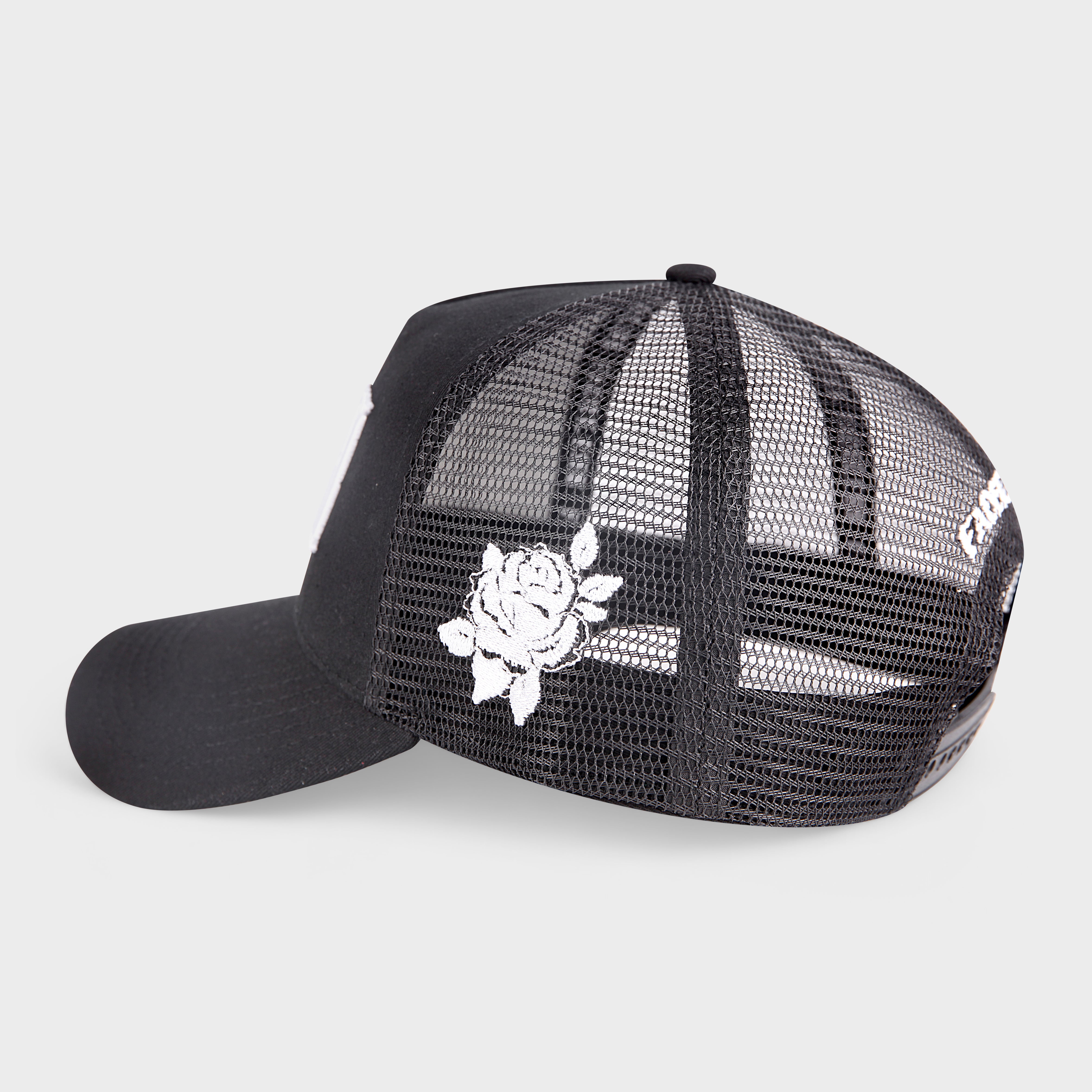Sort trucker cap med mesh bagside og hvid rose-broderi