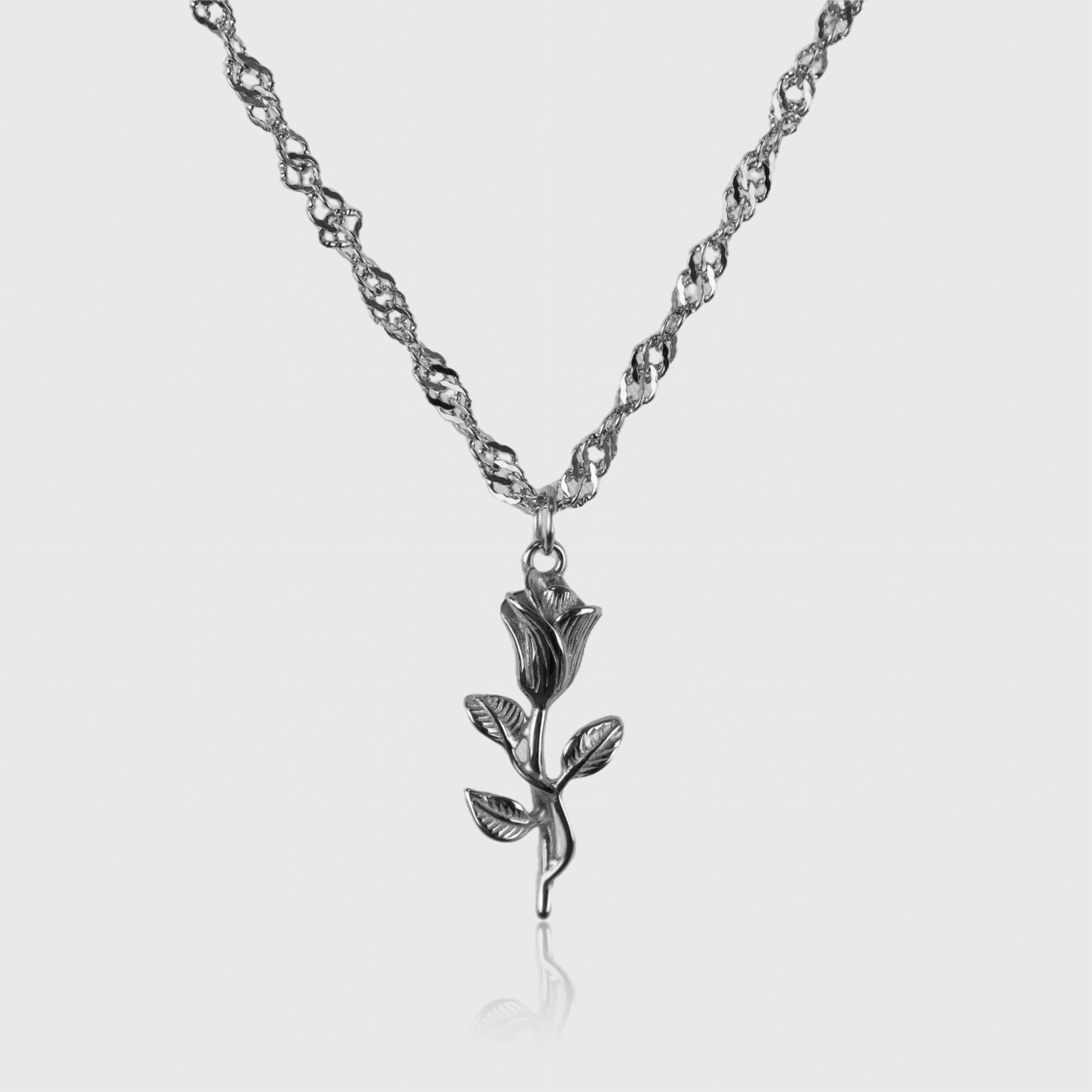 Sølvfarvet halskæde med rose-vedhæng i metal