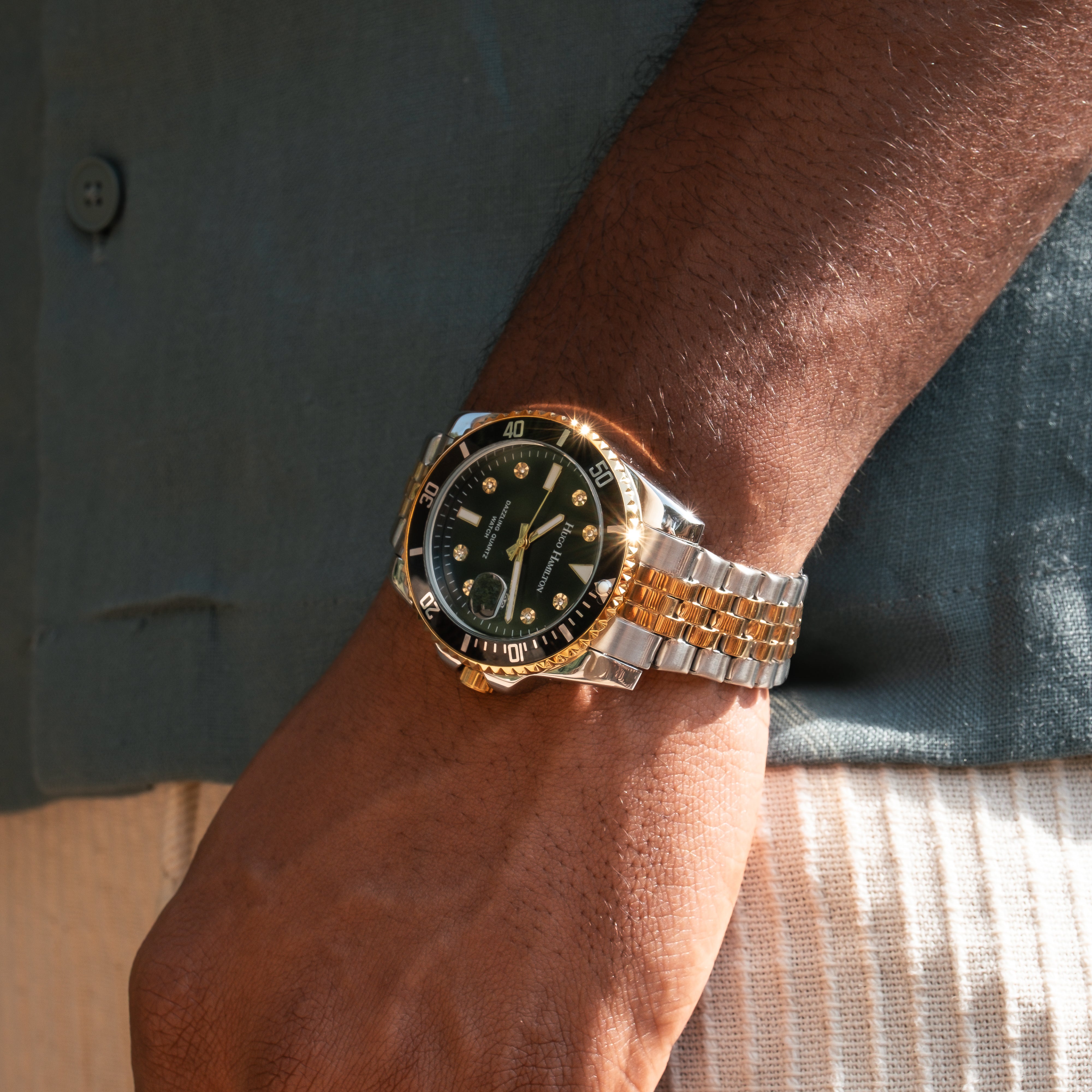 Armbåndsur med sort urskive og tofarvet stållænke i guld og sølv