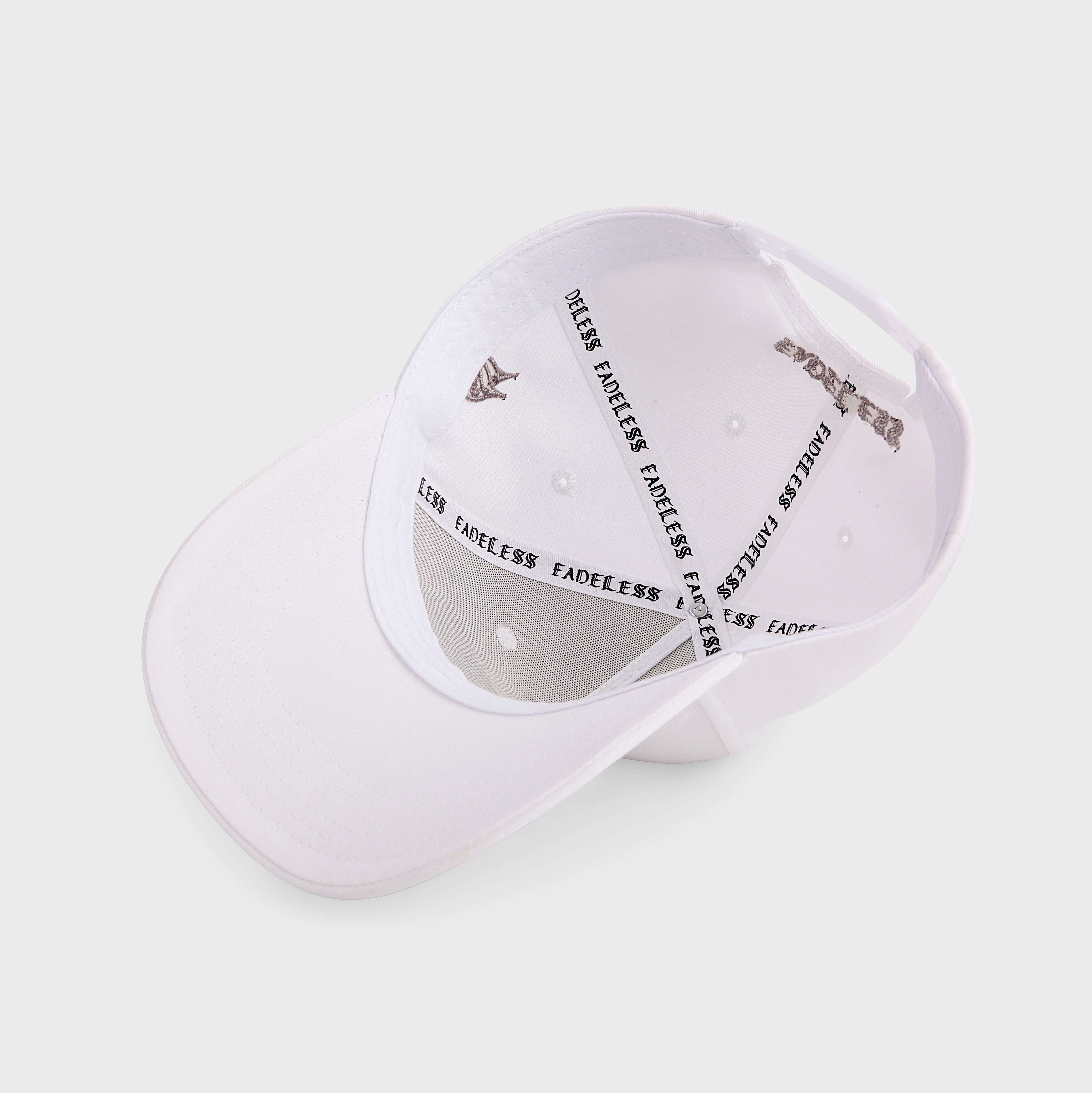 Hvid kasket med Fadeless Endless tekst indvendigt