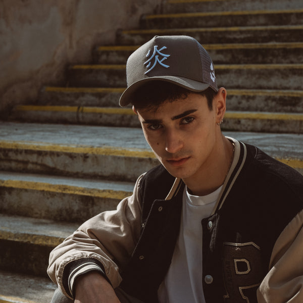 Grå trucker cap med blåt kinesisk symbol