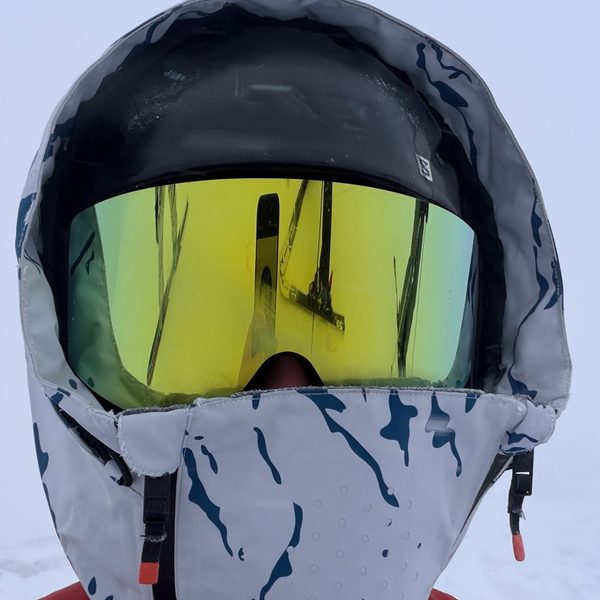 Glaciér skibriller med gul spejllinse og hvid camouflage ramme forfra