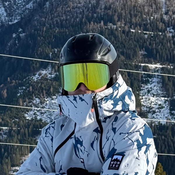 Glaciér skibriller med gult spejlglas og sort hjelm i bjerge