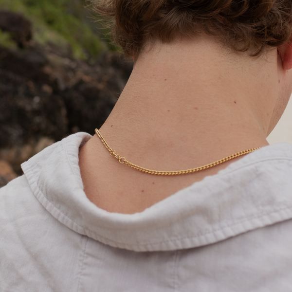 Guldbelagt panserkæde halskæde på model