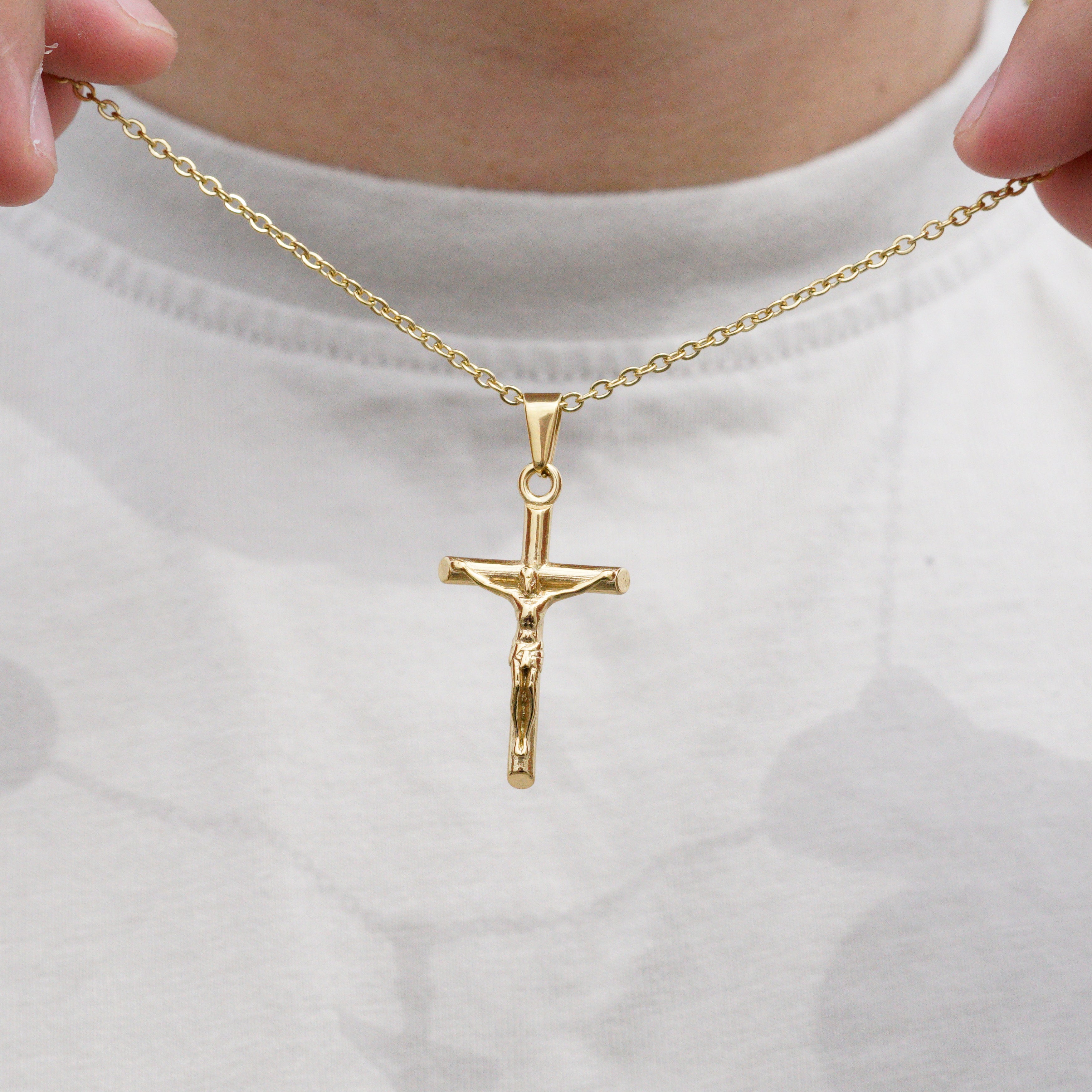 Guldbelagt kors halskæde med Jesus-figur på fin kæde