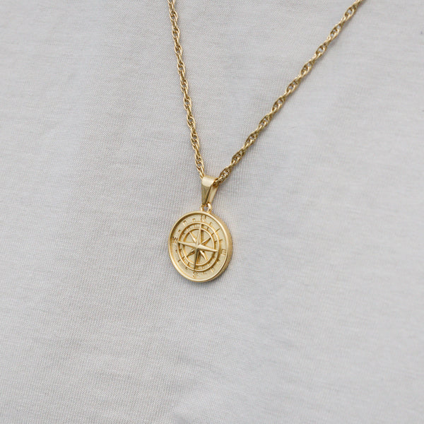 Guldbelagt halskæde med kompas vedhæng