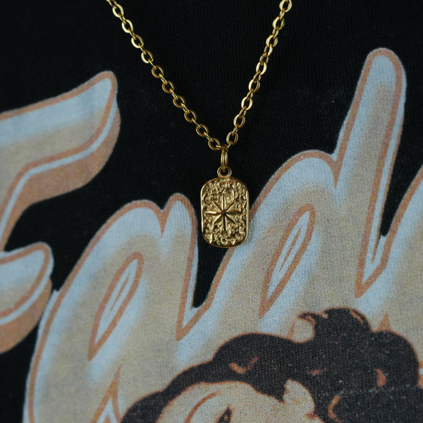 Hammered Sun Halskæde – Hamret sol vedhæng i guld til maskulin stil