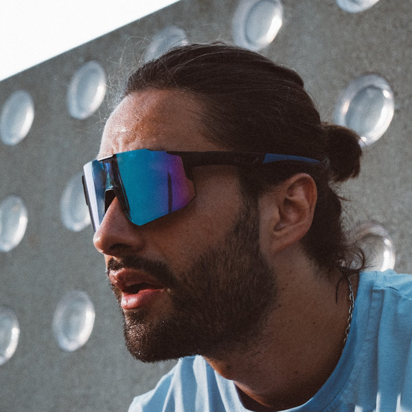 Sportsbriller med blå spejlglas vist i profil på model