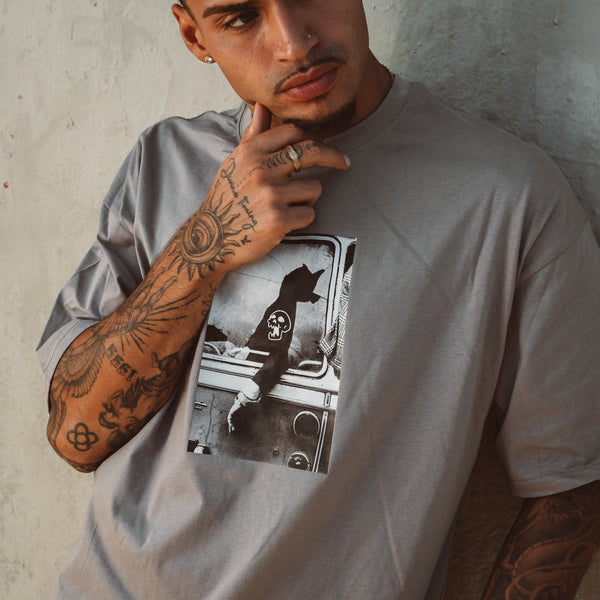 Mand i grå oversized t-shirt med Scarface-print fra Fadeless
