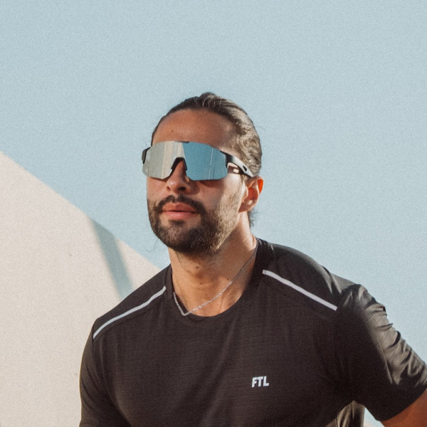 Sportsbriller med spejlglas og sort stel til mænd