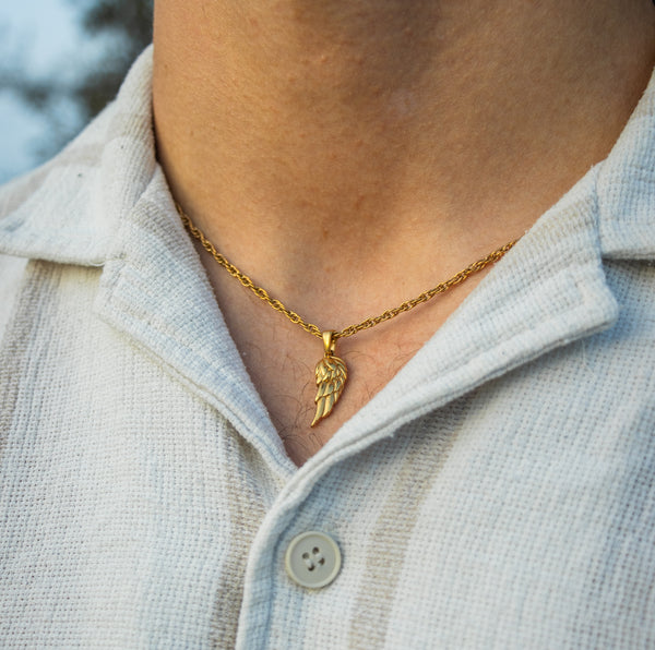 Guldbelagt halskæde med englevingevedhæng på model