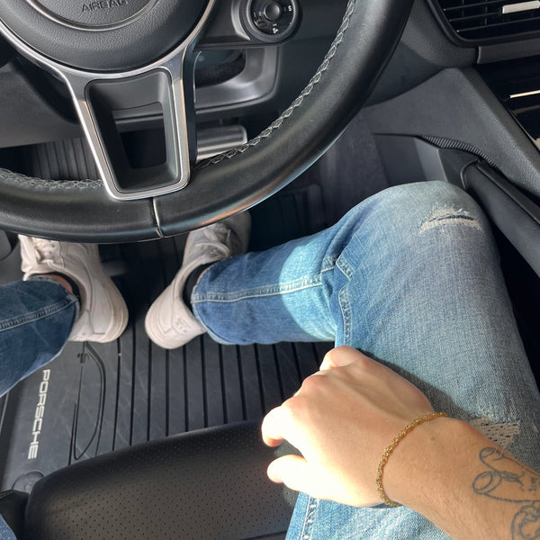 Paris armbånd i 18k guldbelagt sølv på håndled i Porsche bil