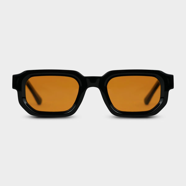 Solbriller med sort stel og orange glas set forfra