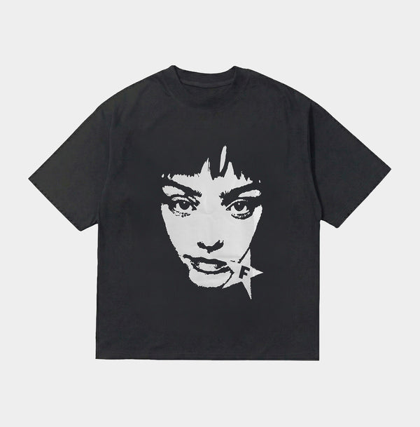 Sort t-shirt med hvidt portrætprint af kvinde og stjerne