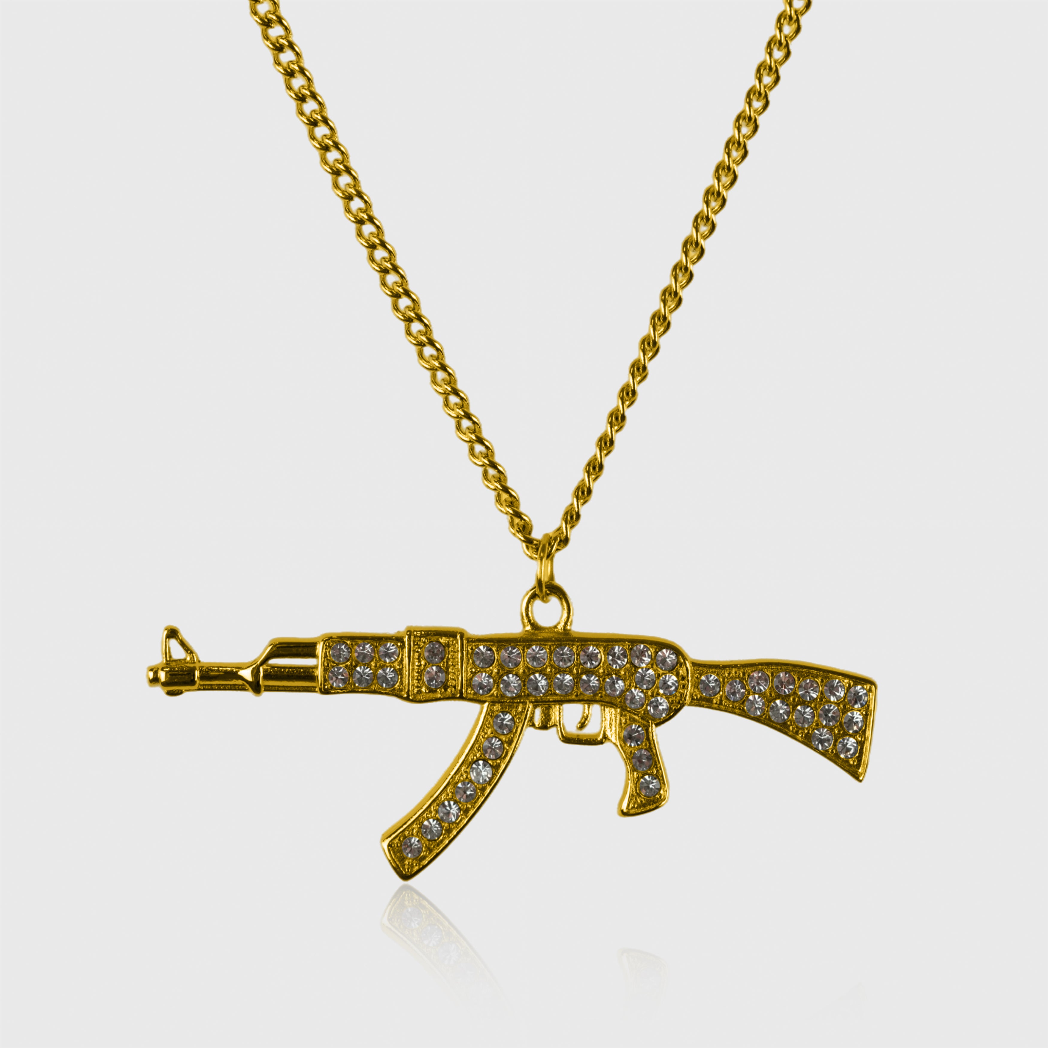 Guldfarvet halskæde med AK-47 vedhæng besat med similisten