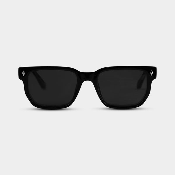 Sorte Alfred Blackout solbriller med mørke glas set forfra