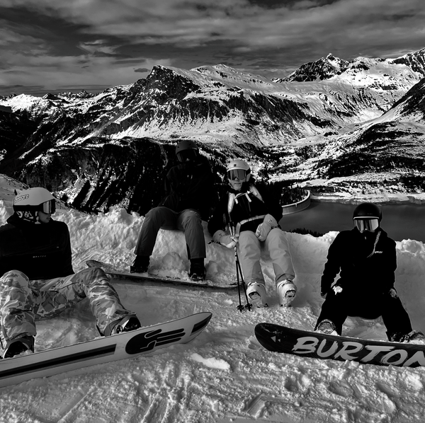 Skiløbere med Glaciér skibriller på bjergtoppen i sort-hvid