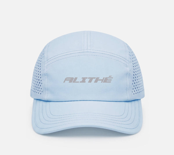 Lyseblå sportskasket med mesh-sider og Alithé-logo