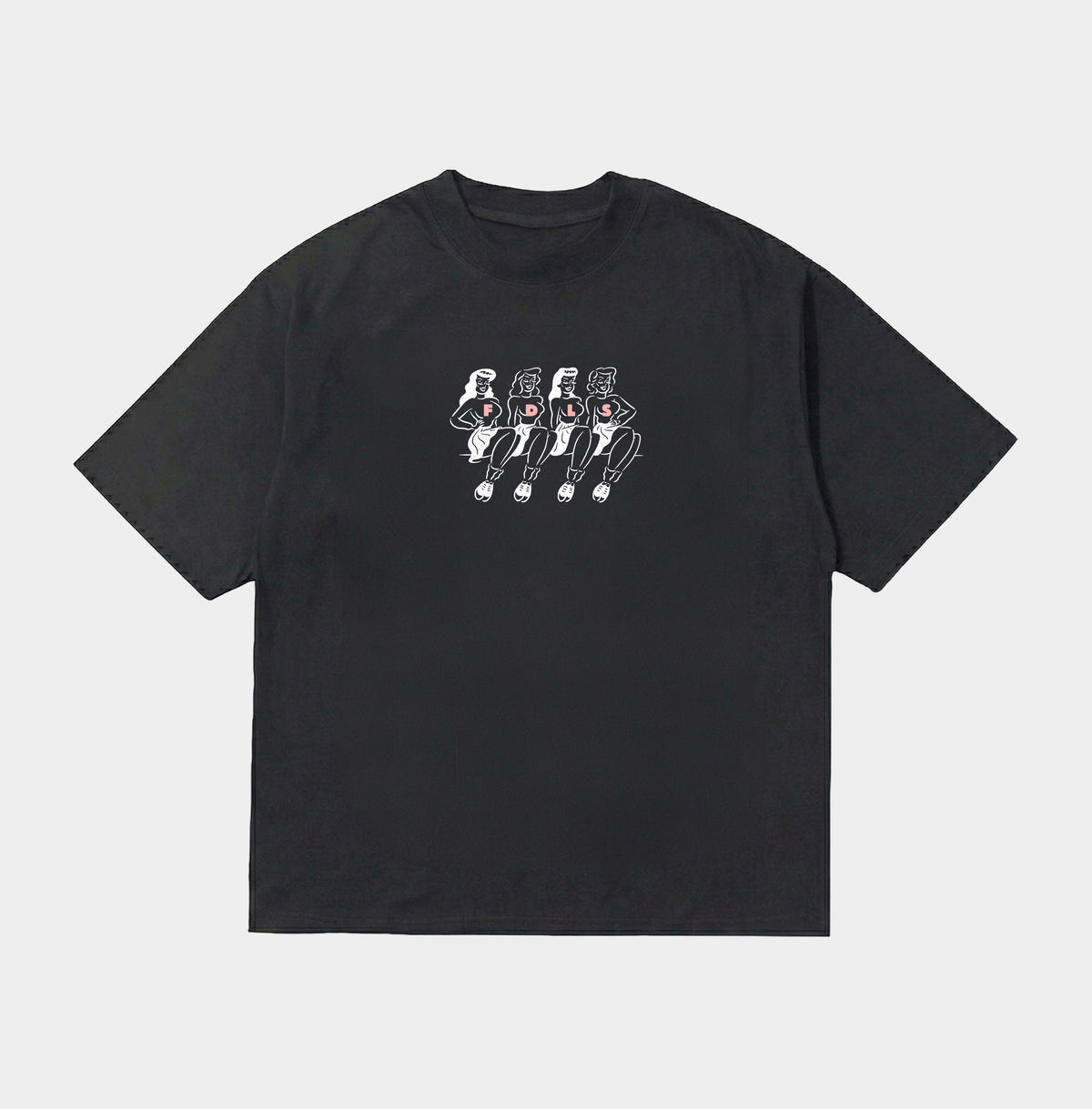 Sort oversized t-shirt med hvidt print af fire piger på scootere