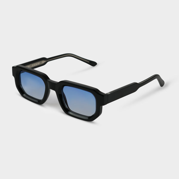 Solbriller William Ocean med sort stel og blå glas i skrå vinkel